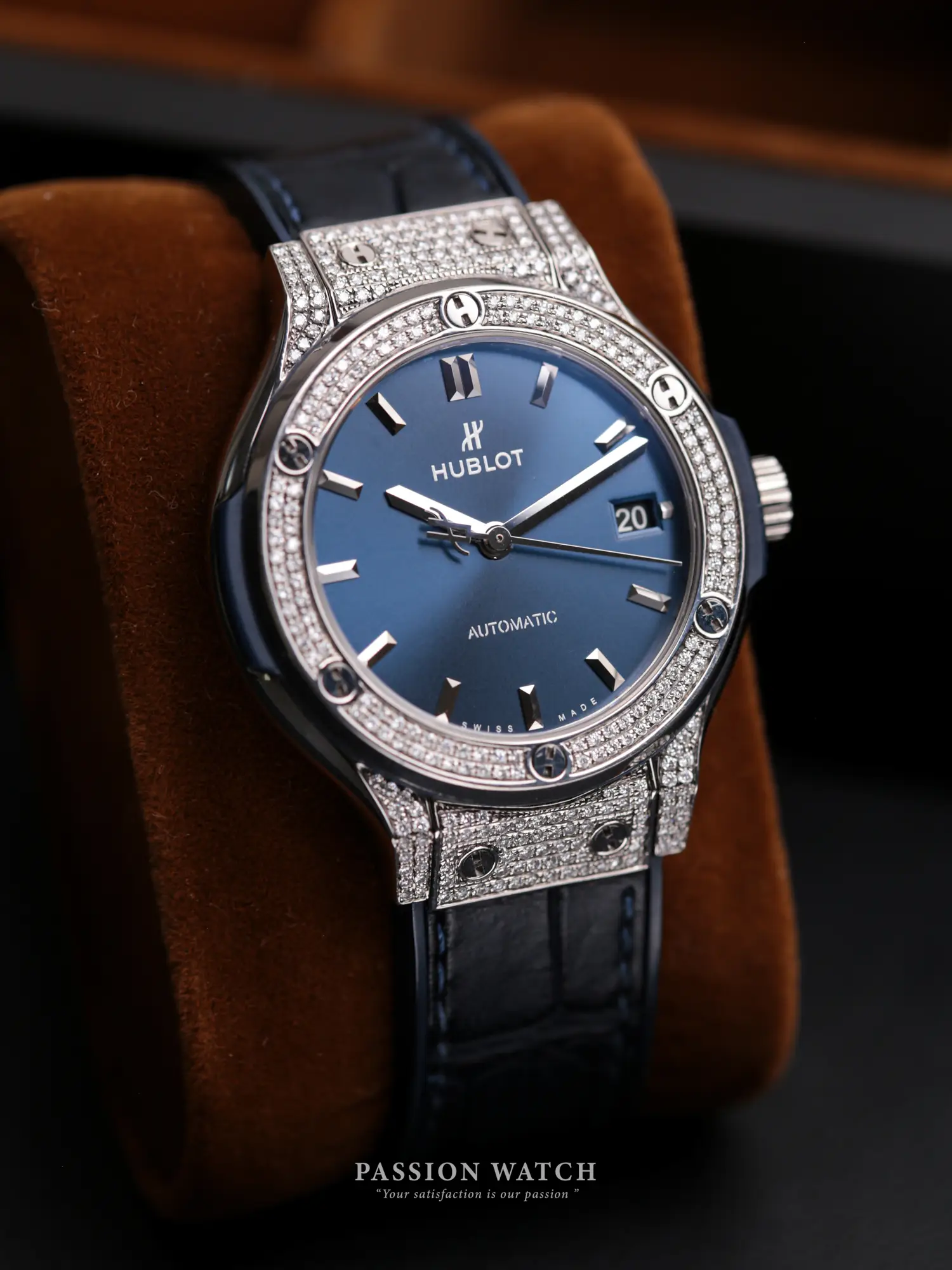 Đồng Hồ Hublot Classic Fusion Blue 38MM 565.NX.7170.LR Custom Diamonds 2 hublot classic fusion blue 38mm 565 nx 7170 lr custom diamonds 2