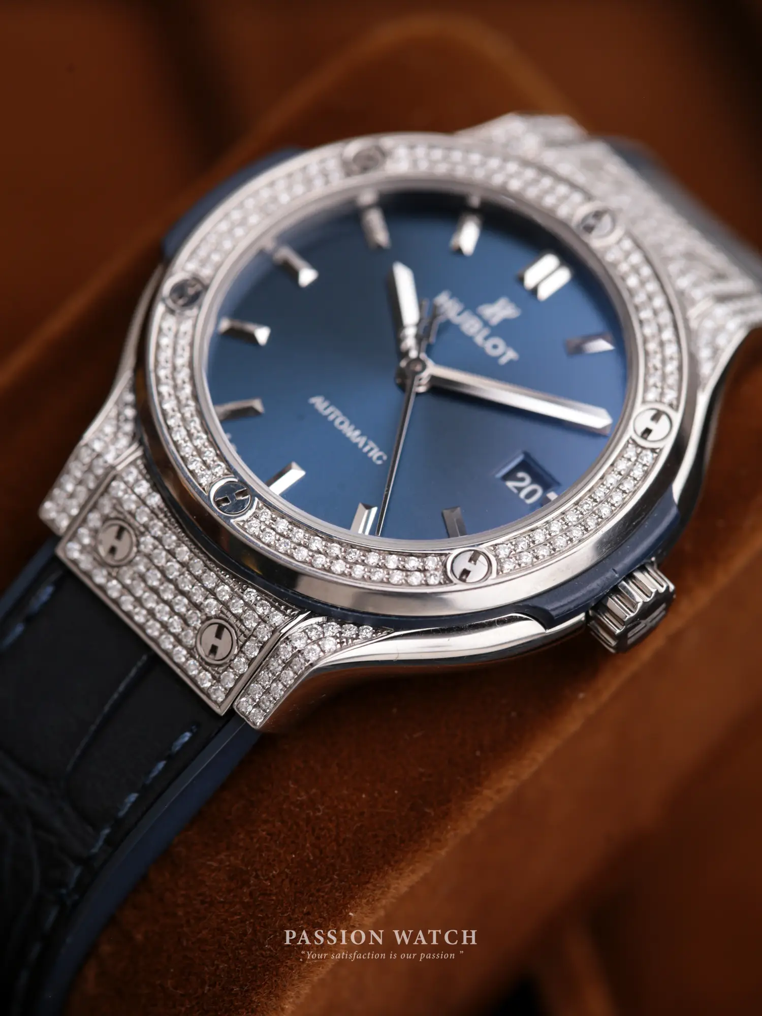 Đồng Hồ Hublot Classic Fusion Blue 38MM 565.NX.7170.LR Custom Diamonds 6 hublot classic fusion blue 38mm 565 nx 7170 lr custom diamonds 3