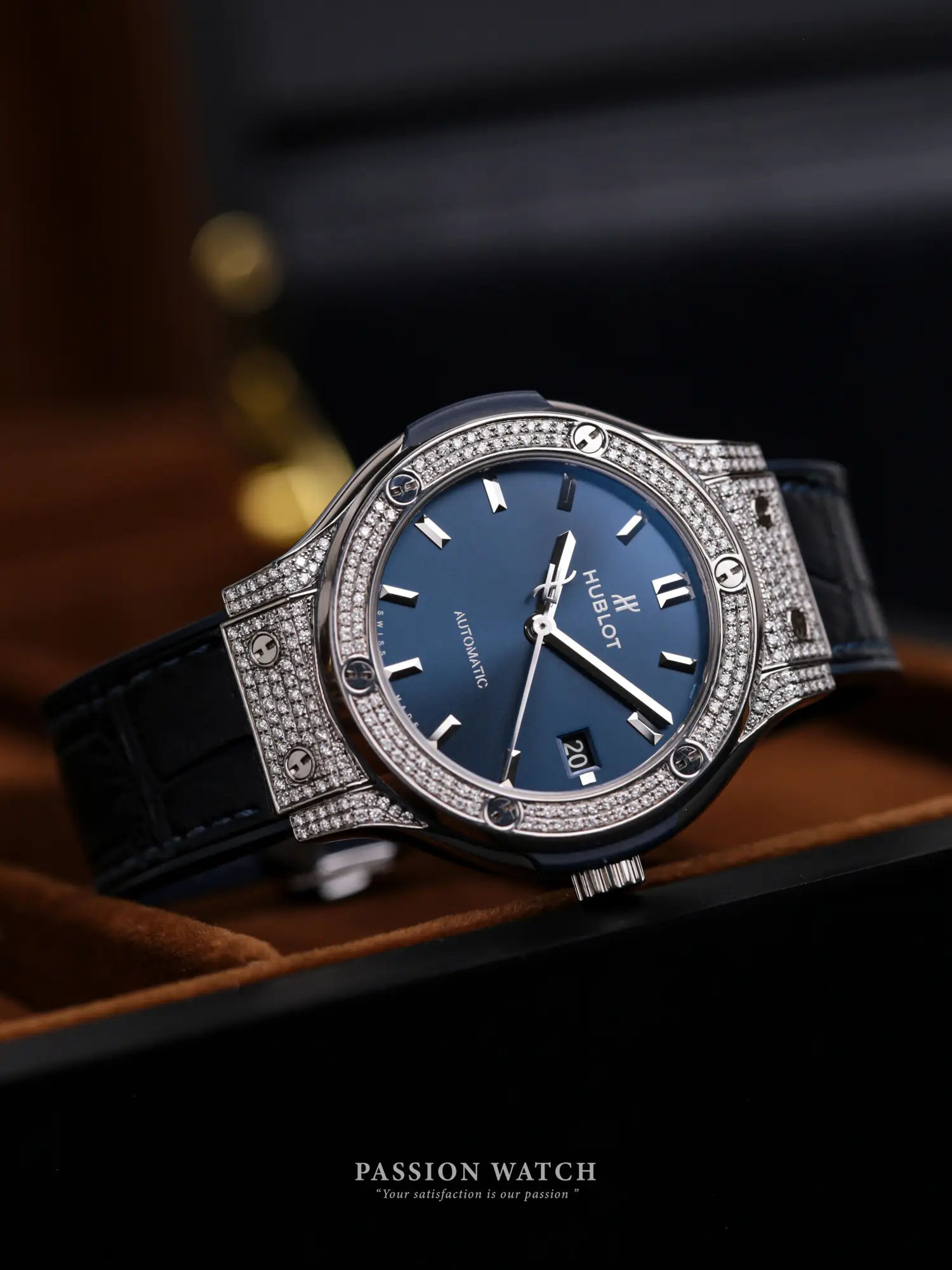 Đồng Hồ Hublot Classic Fusion Blue 38MM 565.NX.7170.LR Custom Diamonds 4 hublot classic fusion blue 38mm 565 nx 7170 lr custom diamonds 5