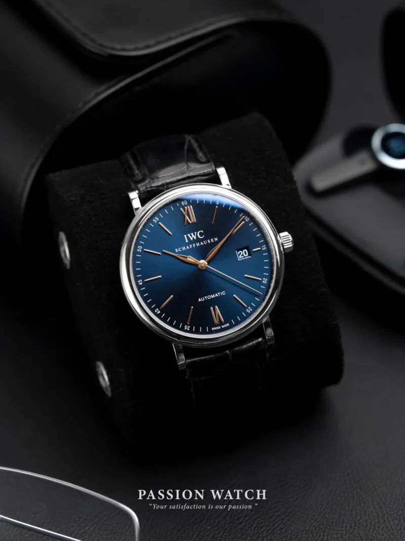 Đồng Hồ IWC Portofino IW356523 mặt số xanh dương nổi bật. Chi tiết mặt số kim chỉ giờ, cọc số màu vàng hồng
