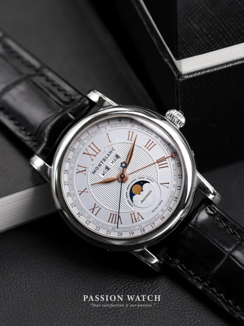 Đồng Hồ Montblanc Star Quantieme Complet “Carpe Diem” 113691 14 Đồng Hồ Montblanc Star Quantieme Complet “Carpe Diem” Special Edition 113691 cọc số La mã, chi tiết kim chỉ giờ mạ vàng hồng