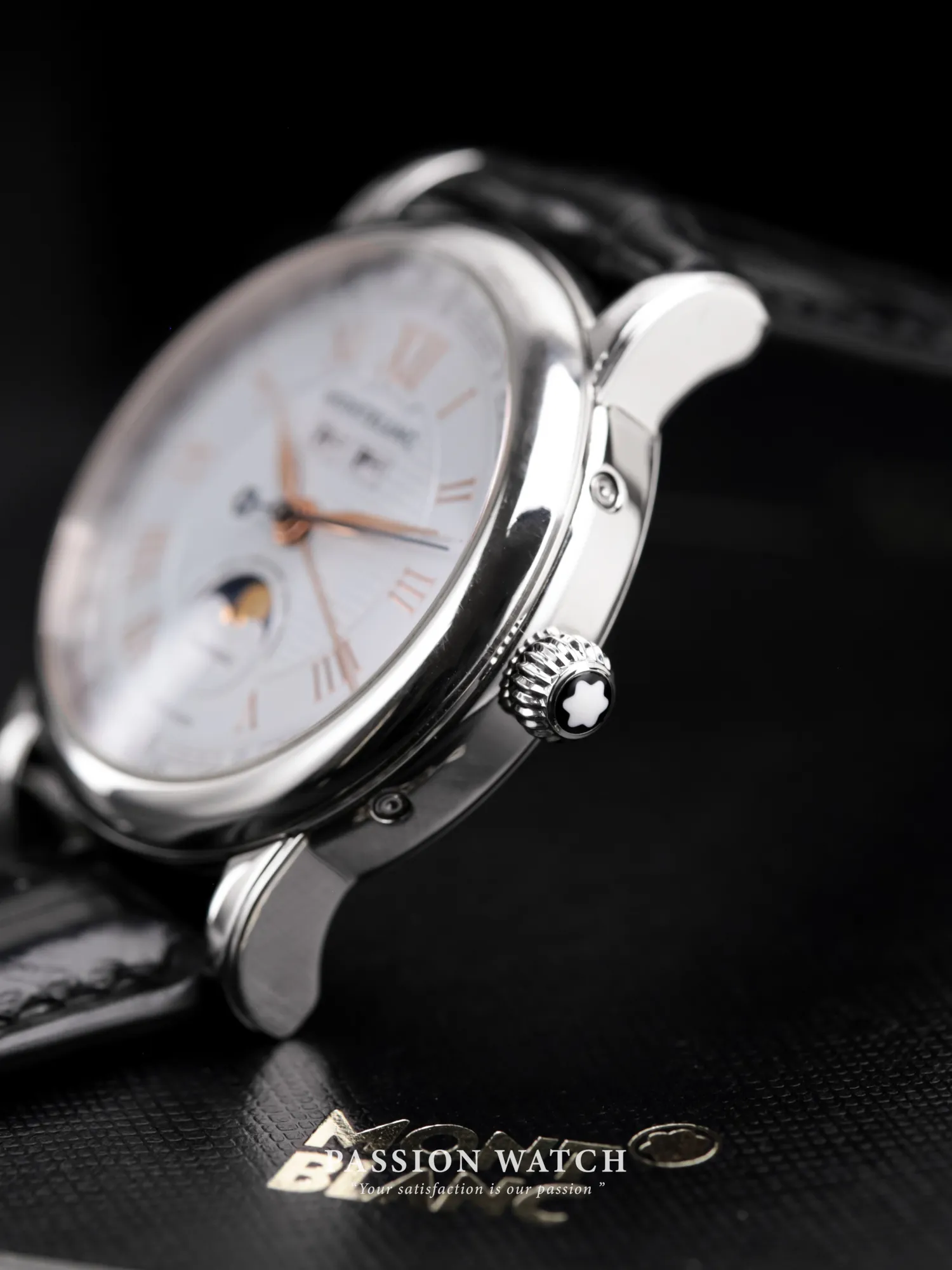 Đồng Hồ Montblanc Star Quantieme Complet “Carpe Diem” 113691 8 Núm chỉnh giờ có khắc logo Đồng Hồ Montblanc Star Quantieme Complet “Carpe Diem” Special Edition 113691